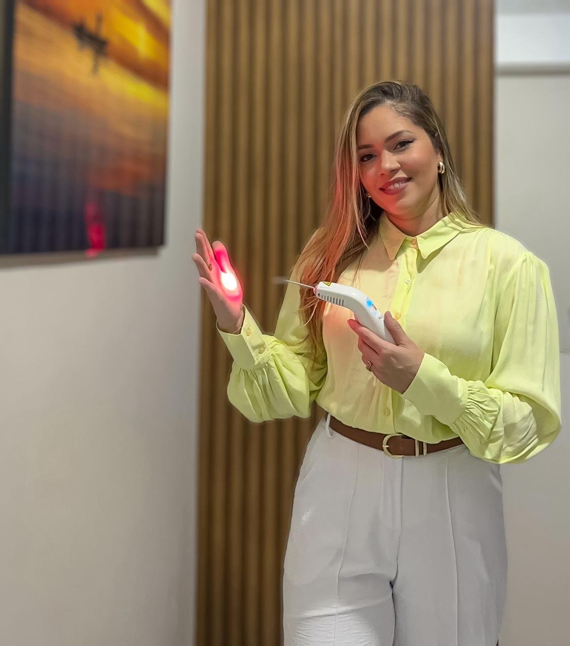 Laís Teixeira aplicando laserterapia